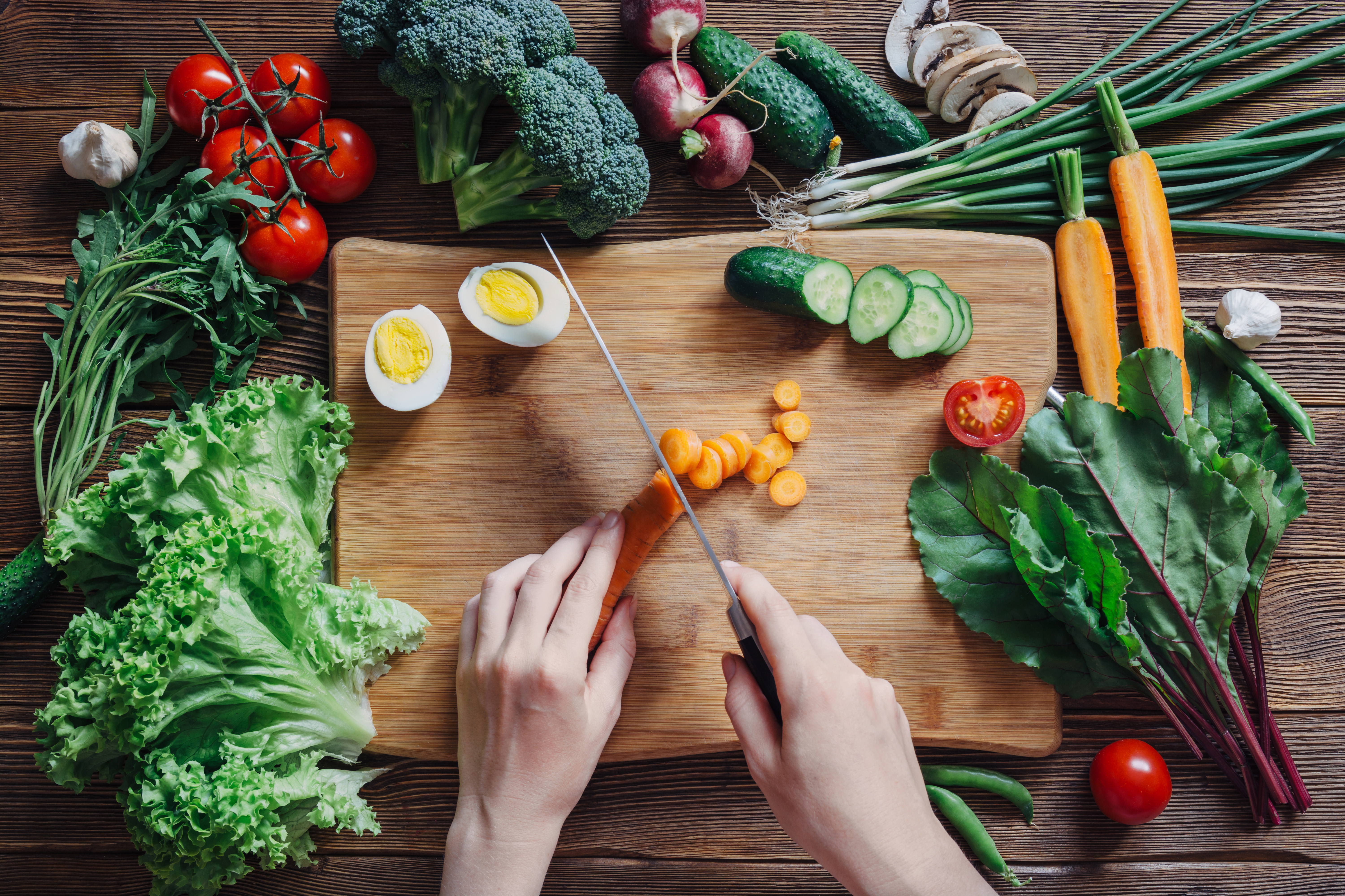Овощи свежие на столе. Здоровое питание. Здоровая пища овощи. Здоровая и полезная пища. Овощи и зелень.